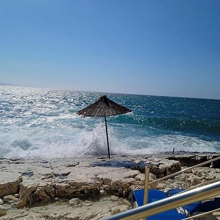 Riviera Rooms Sarandë Esterno foto