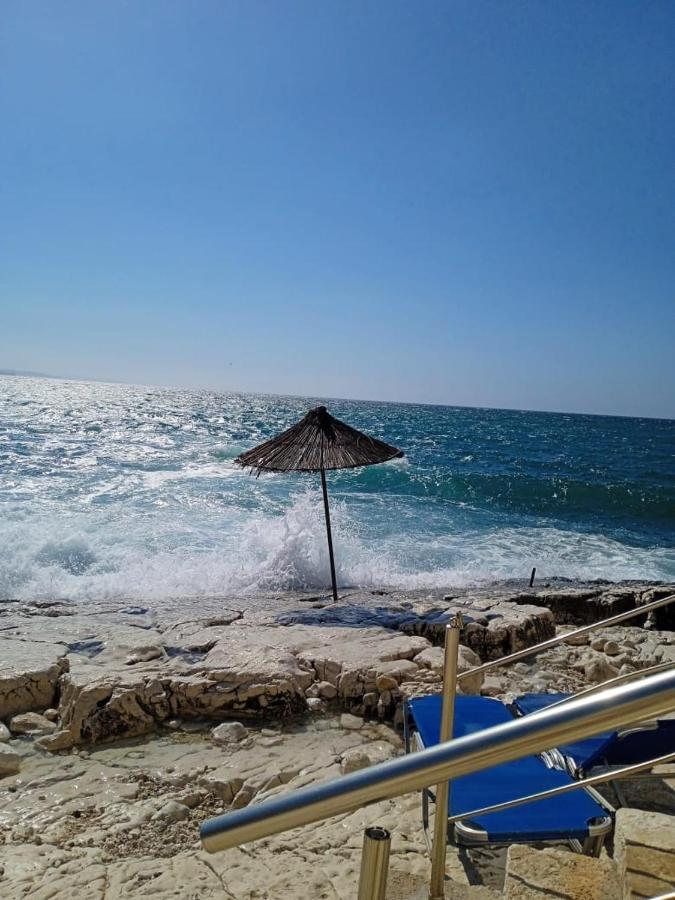 Riviera Rooms Sarandë Esterno foto