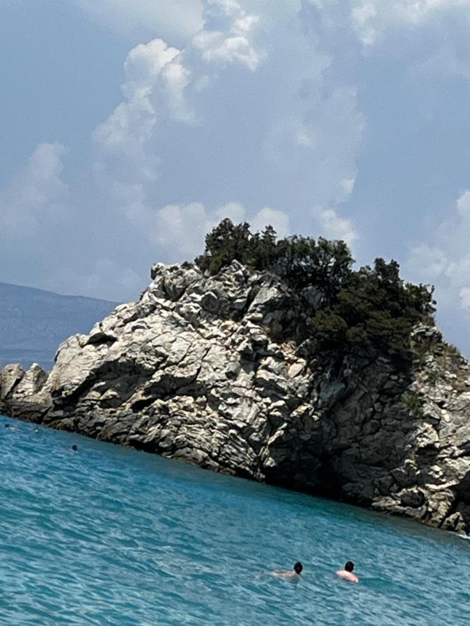 Riviera Rooms Sarandë Esterno foto