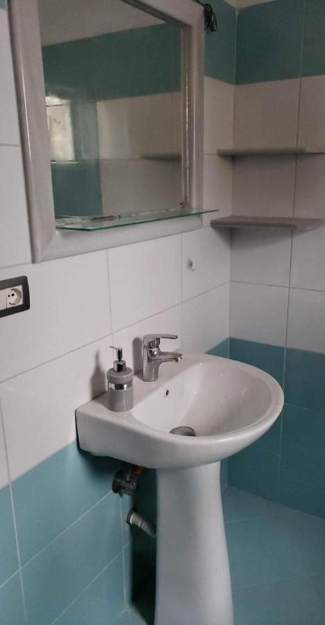 Riviera Rooms Sarandë Esterno foto