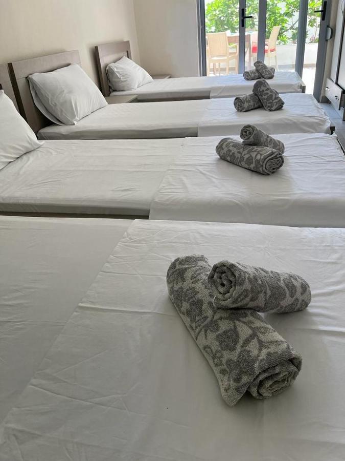 Riviera Rooms Sarandë Esterno foto