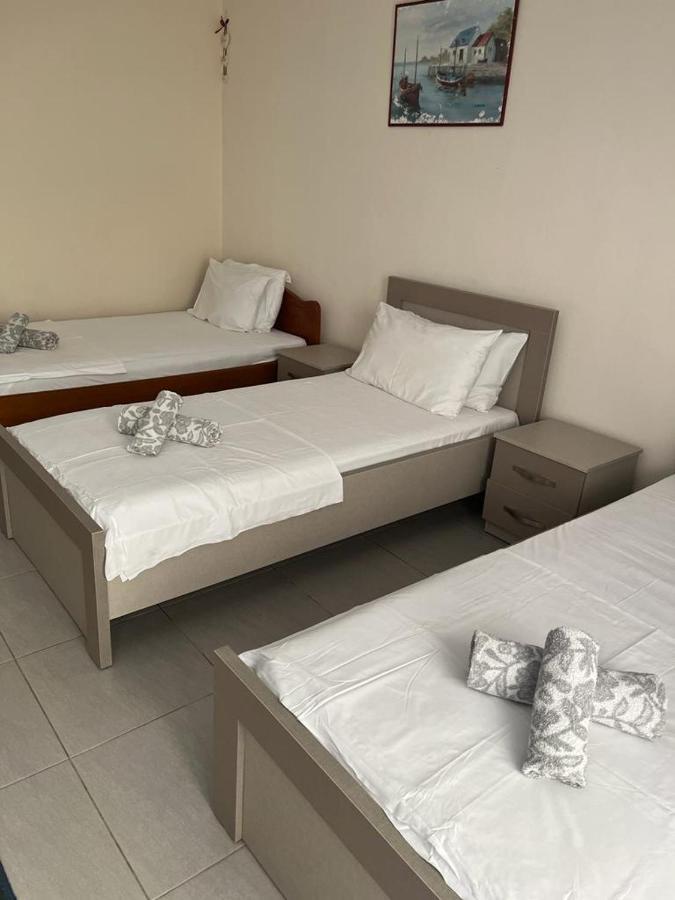 Riviera Rooms Sarandë Esterno foto