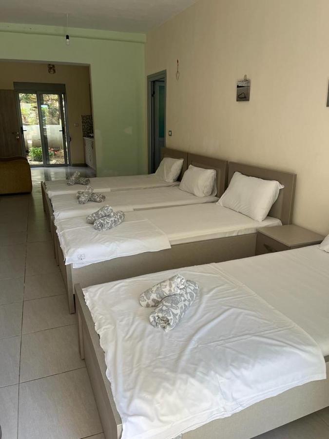 Riviera Rooms Sarandë Esterno foto