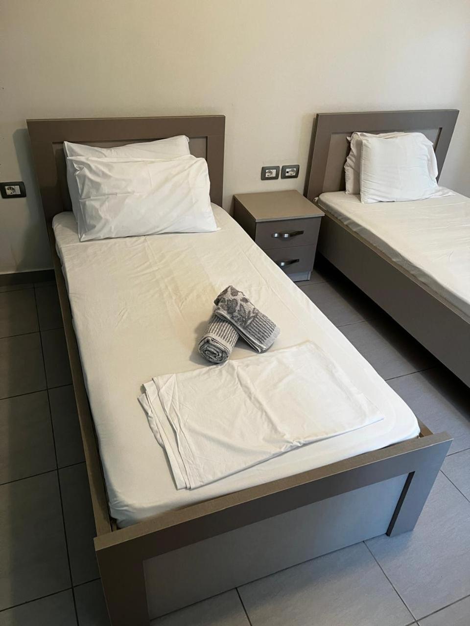 Riviera Rooms Sarandë Esterno foto