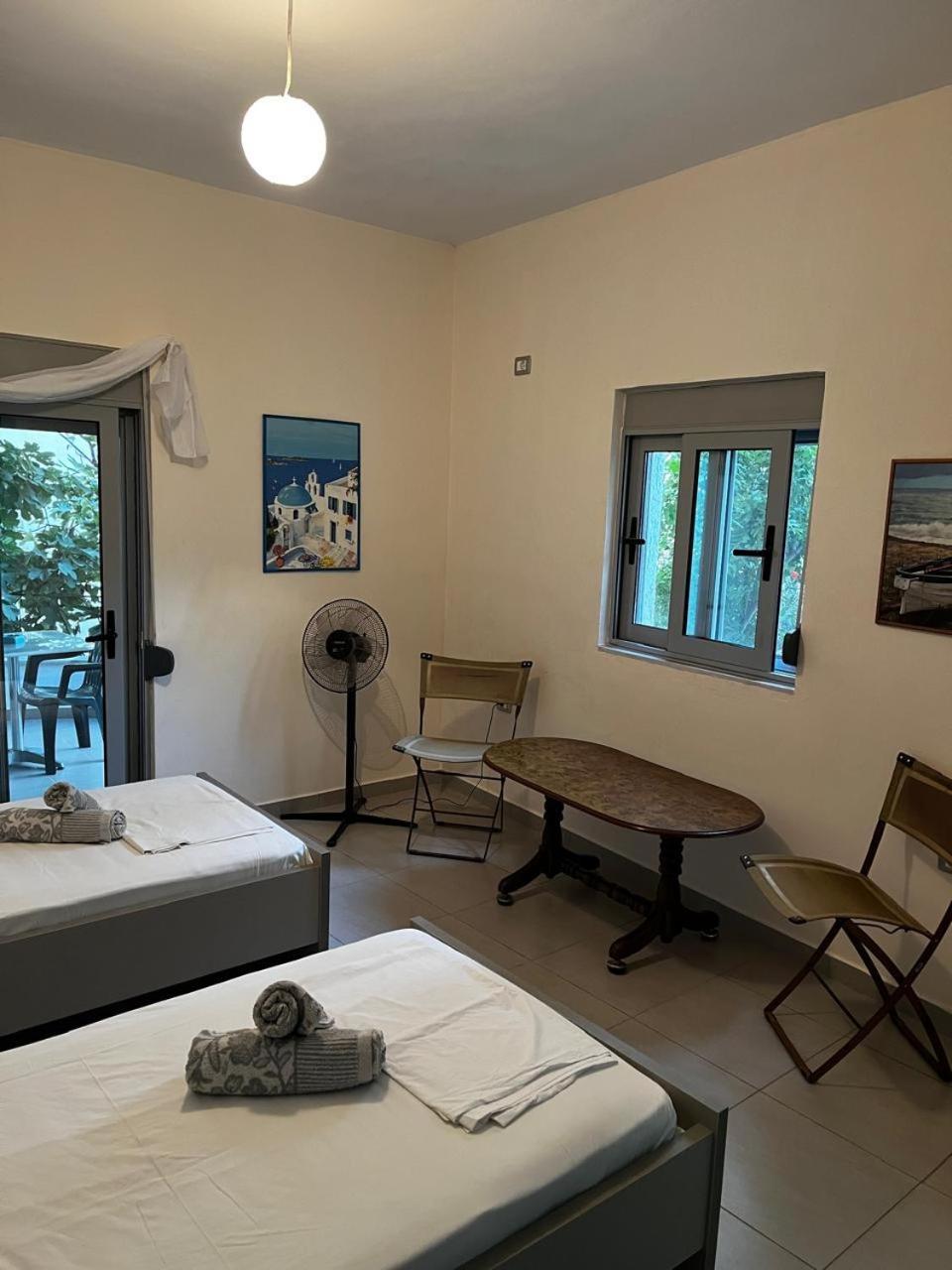 Riviera Rooms Sarandë Esterno foto