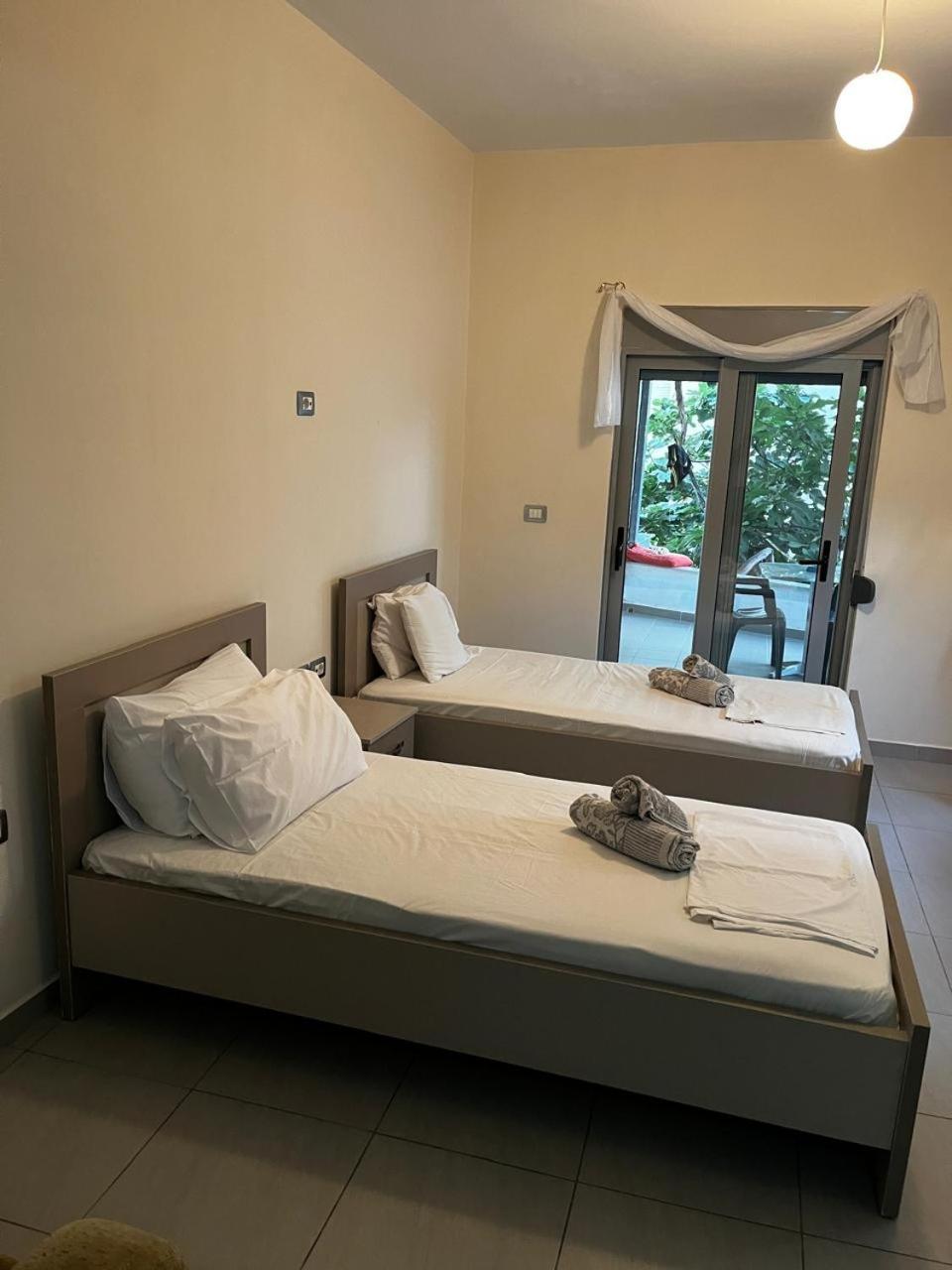 Riviera Rooms Sarandë Esterno foto
