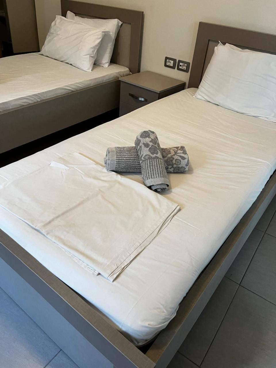 Riviera Rooms Sarandë Esterno foto